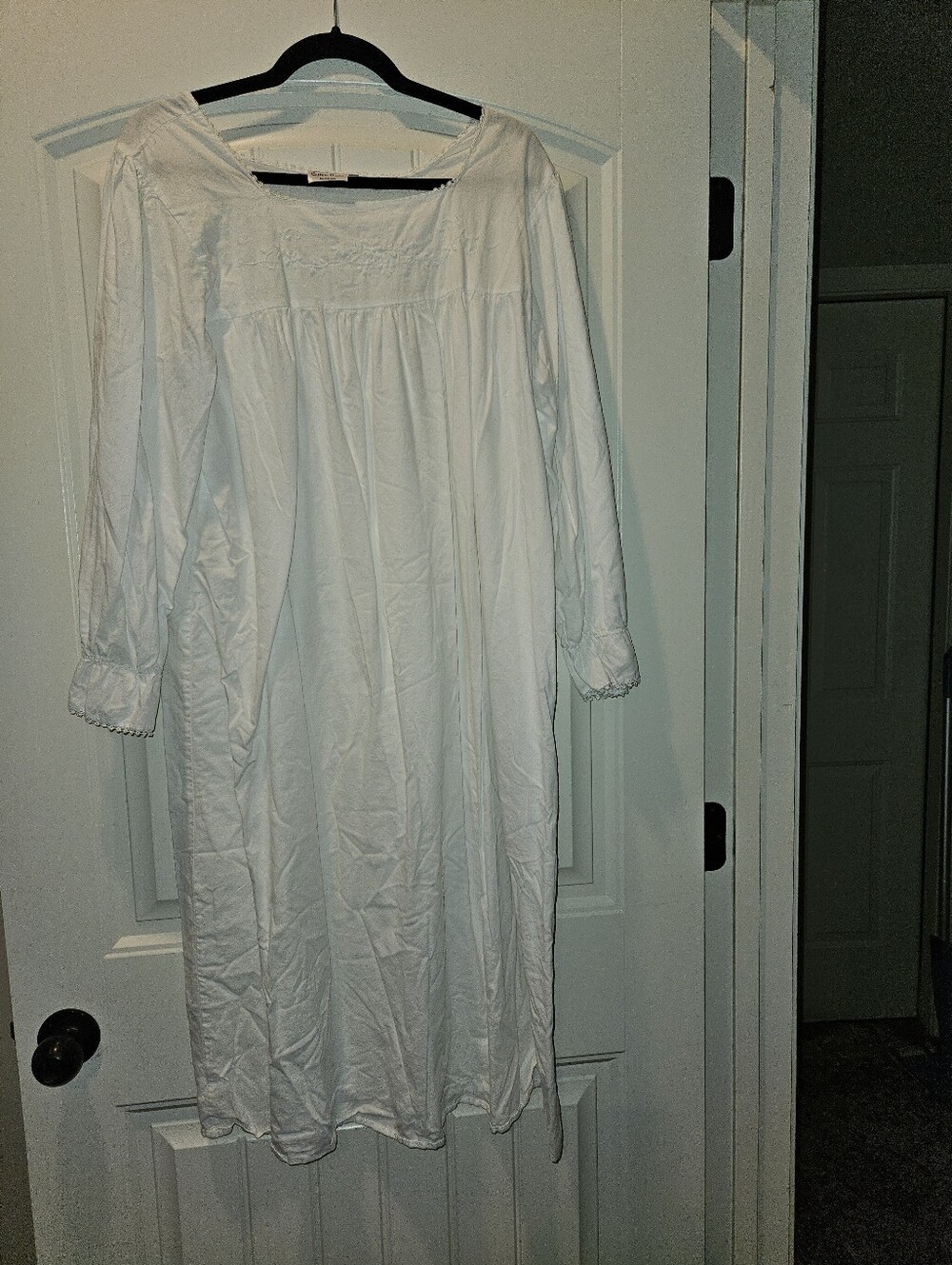NWOT Artisan White Embroidered Cotton Gown with Cotton Trim. Sz L.